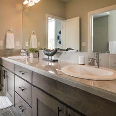 Lavabo con un espejo grande

Descripcin generada automticamente